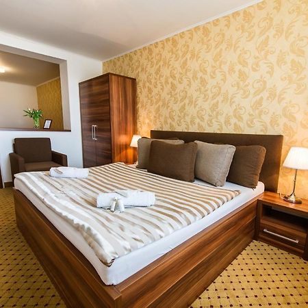 Hotel Merkur Kaluža 外观 照片