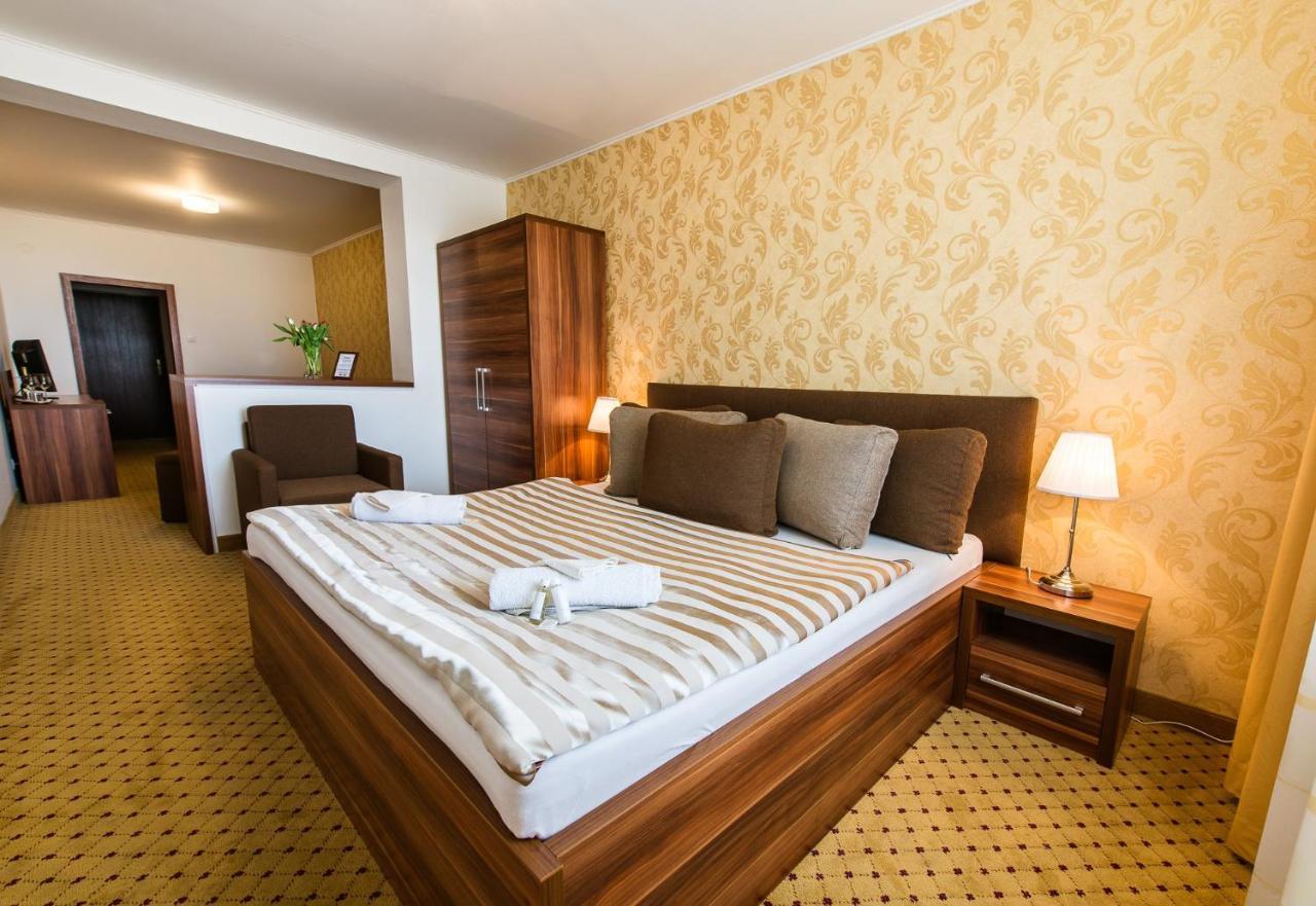 Hotel Merkur Kaluža 外观 照片